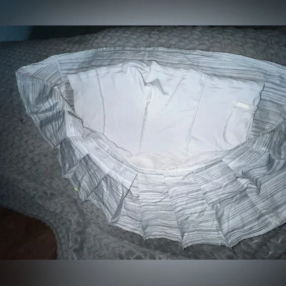 Lululemon pace setter skirt size 6 - Picture 5 of 7